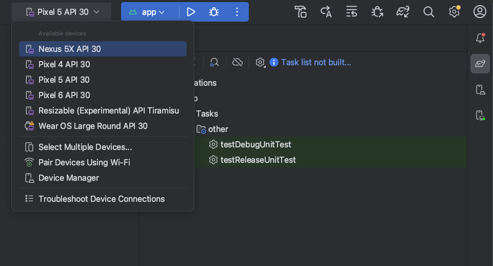 Selector de dispositivos de la toolbar de Android Studio con el desplegable Available devices abierto.