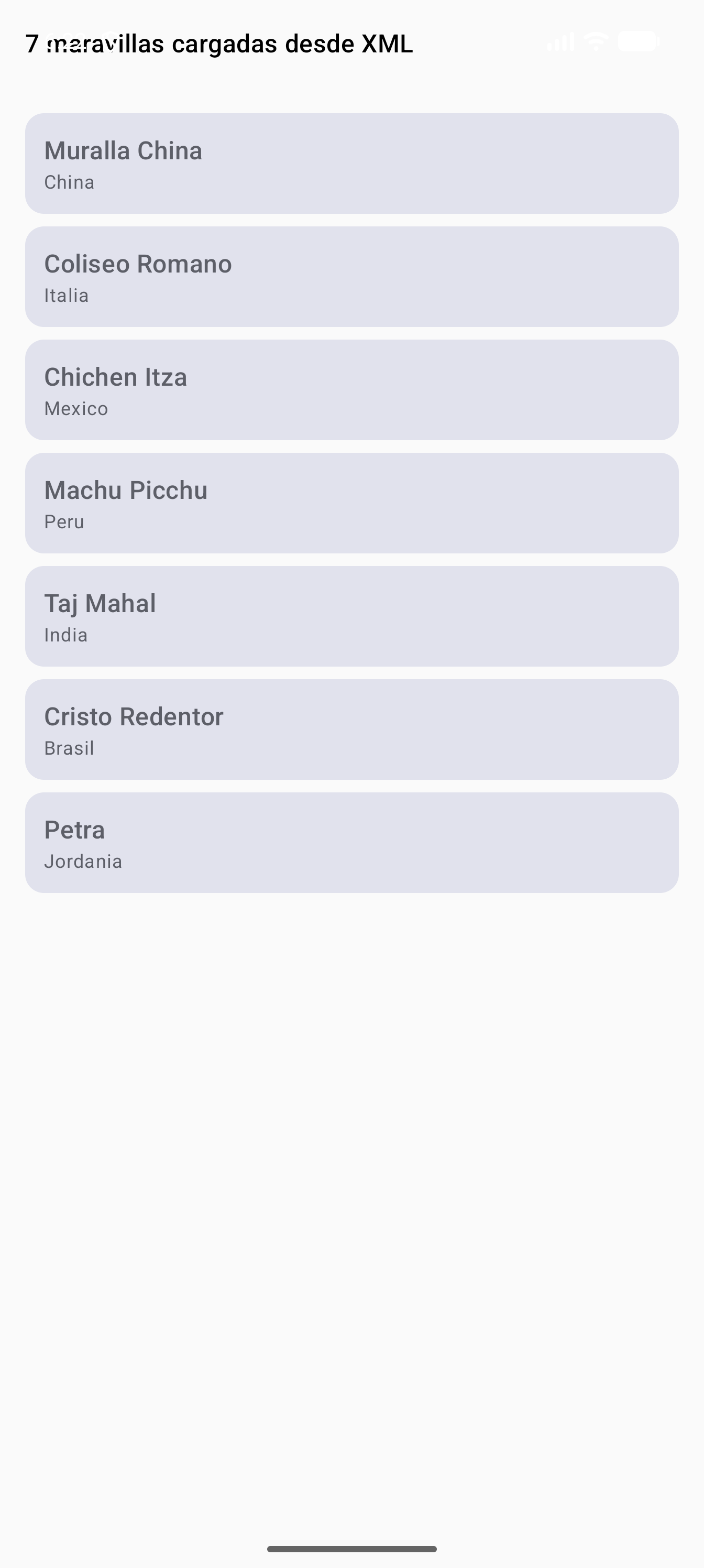 Captura real del emulador: las 7 maravillas cargadas desde res/xml y mostradas como lista de tarjetas.